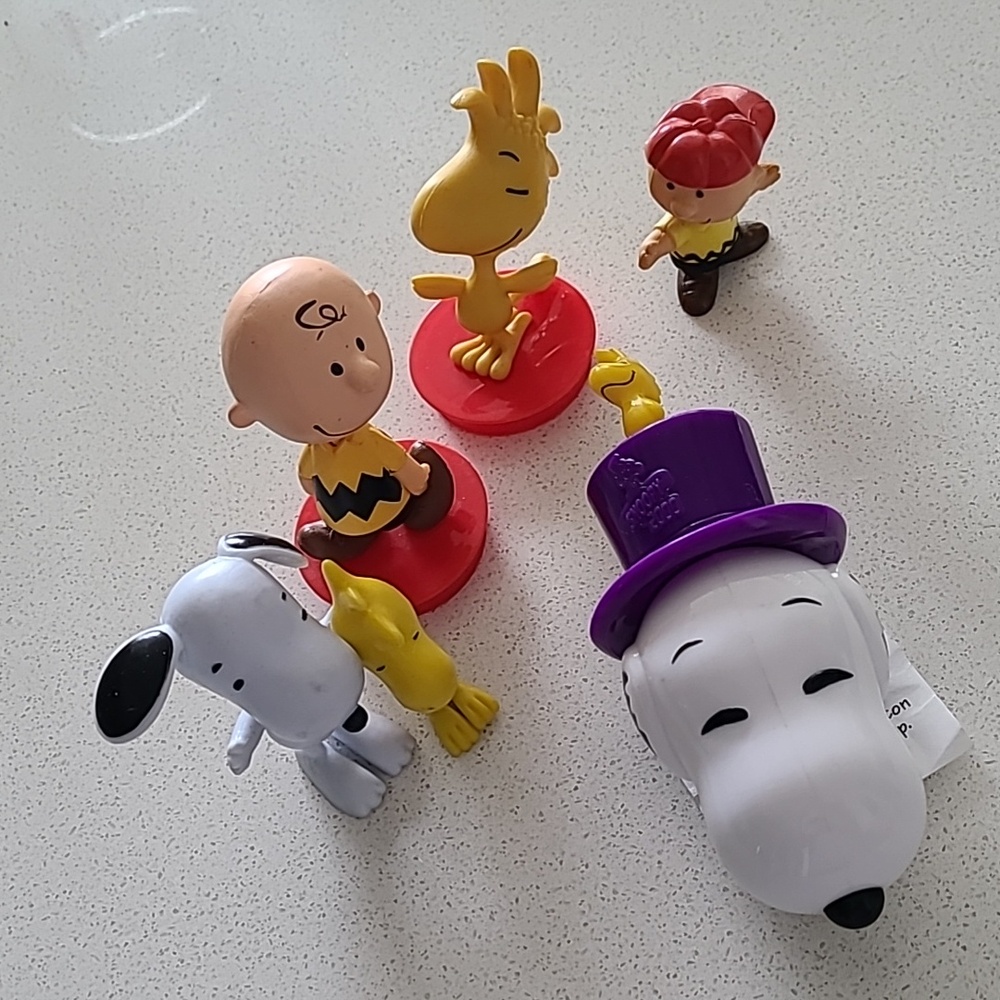 EUC Peanuts figurines